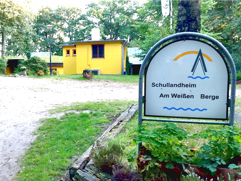 Schild mit Ausfschrift Schullandheim am wei&szlig;en Berge