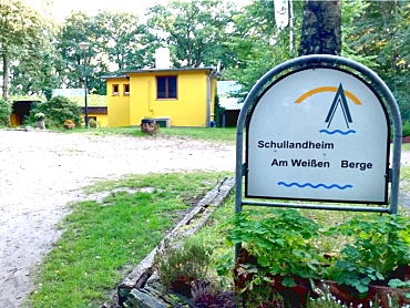 Schild mit Ausfschrift Schullandheim am weißen Berge