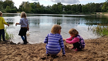 Kinder an einem Holzsteg